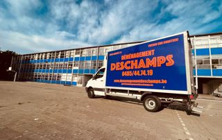 camion Deschamps devant un immeuble