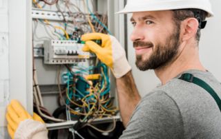 électricien et tableau électrique