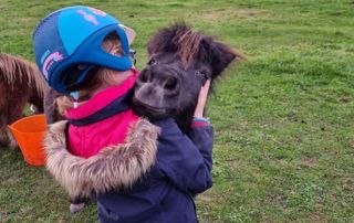 petite fille câlinant son cheval