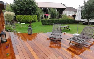 belle grande terrasse en bois dans un jardin