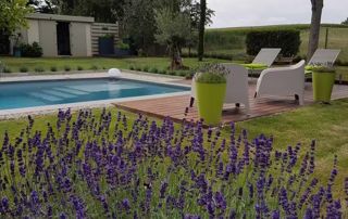 terrasse en bois dans jardin fleuri