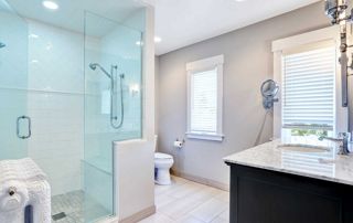 salle de bain avec douche en verre