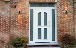 Porte entrée blanche avec vitrage