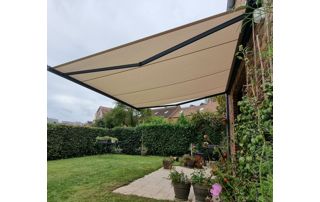 store banne beige sur terrasse