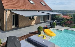 tente solaire protégeant la terrasse devant une piscine