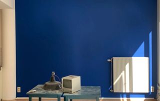 peinture murale bleu foncé