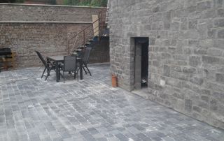 cour pavée aménagée en terrasse