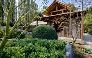 chalet en bois donnant sur la pépinière