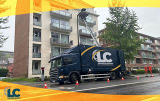 camion de déménagement devant un immeuble