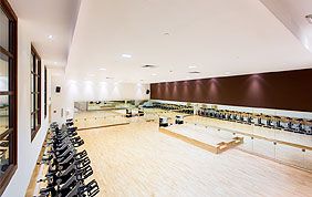 salle de sport avec équipements