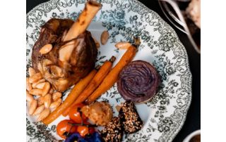 assiette traiteur gastronomique avec viande et légumes