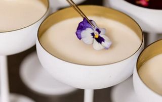 crème dessert servie dans une coupe blanche élégante