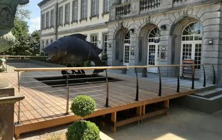 terrasse avec statue de poisson