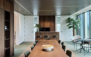 salle à manger chaleureuse avec décoration en bois