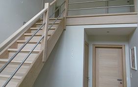 Escalier droit en bois clair