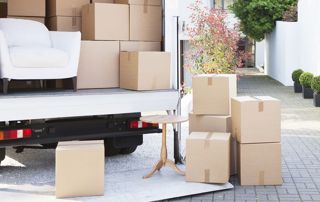 chargement camion avec des cartons d'emballage