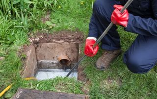 débouchage d'égout dans le jardin