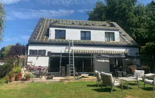 maison avec toiture en ardoises
