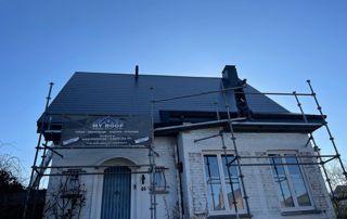 chantier sur toiture en ardoises