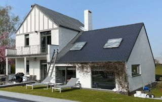 maison blanche avec toit en ardoises