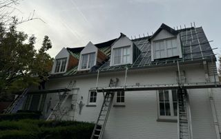 maison blanche avec toit en ardoises
