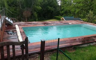 piscine extérieure avec abords en bois