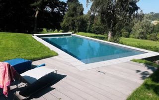 piscine enterrée en béton dans le jardin