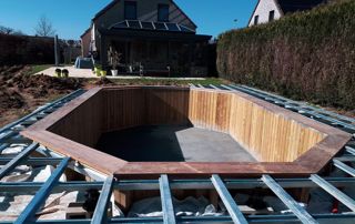 chantier de construction de piscine en bois hors sol