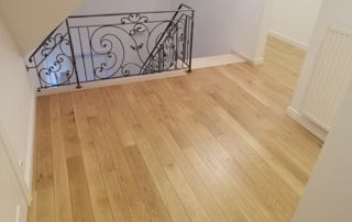 parquet clair en haut d'un escalier