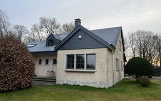 maison avec toit et bardage en ardoises