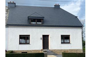 toiture en ardoises sur maison blanche