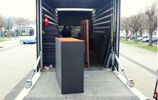 chargement d'un grand meuble dans un camion