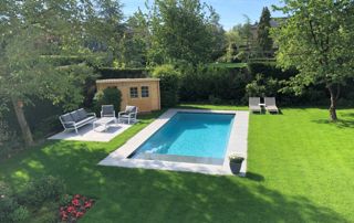 jolie piscine dans un jardin