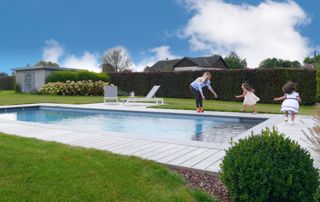 piscine extérieure avec une famille qui joue autour