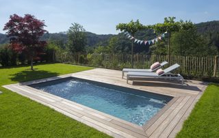 piscine avec chaises longues