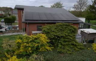 maison avec panneaux solaires sur la toiture