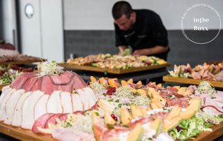 traiteur réalisant un buffet