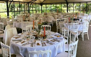 salle de réception avec tables dressées