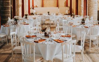 salle de réception avec tables dressées