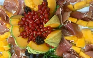 assiette de charcuterie avec fruits