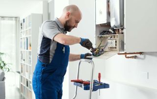 chauffagiste réparant une chaudière