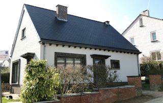 maison blanche avec toit incliné en ardoise