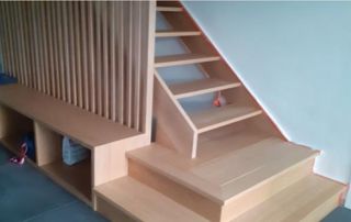 escalier bois clair