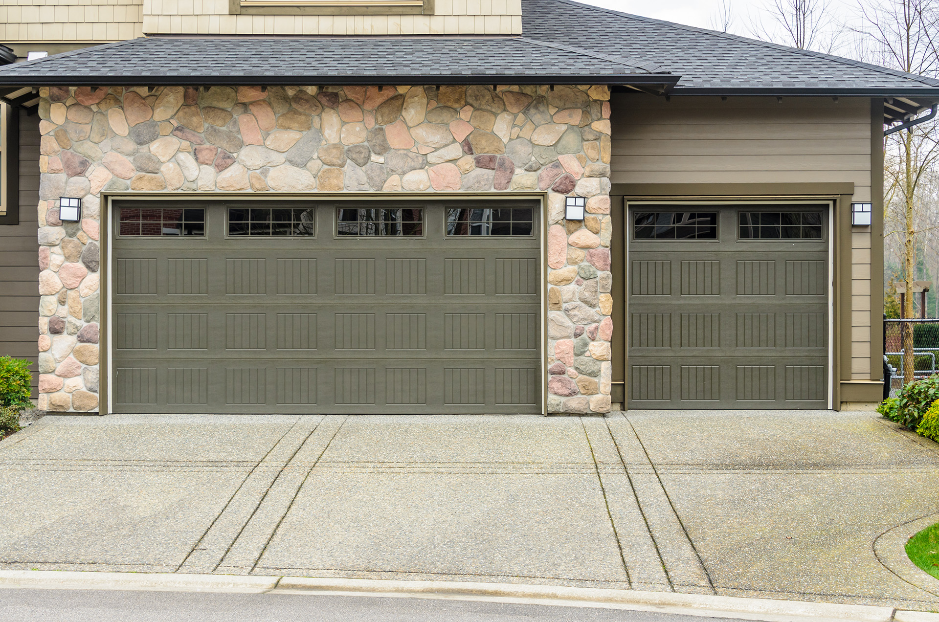 maison avec porte de garage à fenêtres