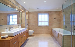 Salle de bain design en bois avec deux vasques et grande baignoire