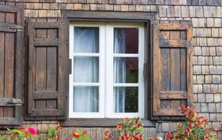 Volets battants pleins en bois maison en pierre