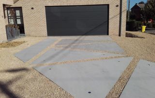 Allée de garage et porte de garage