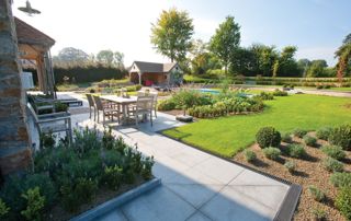 grand jardin avec piscine et terrasse à Liège