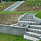 jardin à étages avec escaliers en pierre