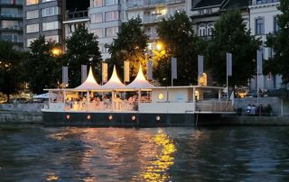 Péniche dans laquelle se trouve un restaurant de fruits de mer